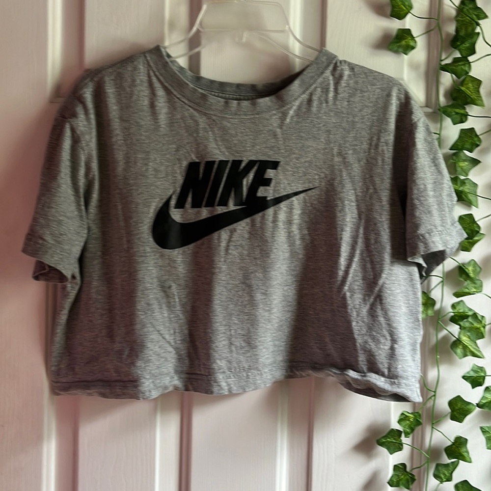 Grey cropped NIKE loose fitting shirt
